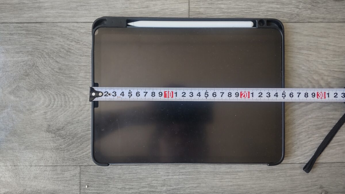 ESRペンシルホルダー付きTPUケースを装着したiPad Airの長辺約25cmを実測
