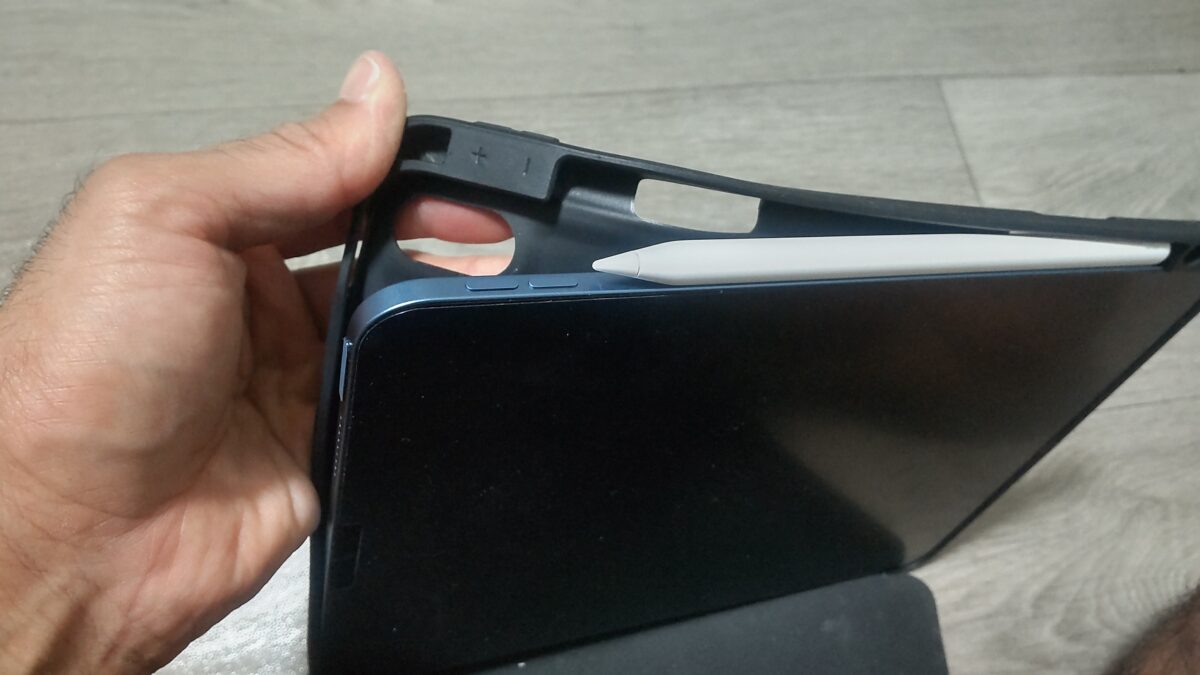 iPad Air第5世代をESRのTPU保護ケースから取り外している途中の様子