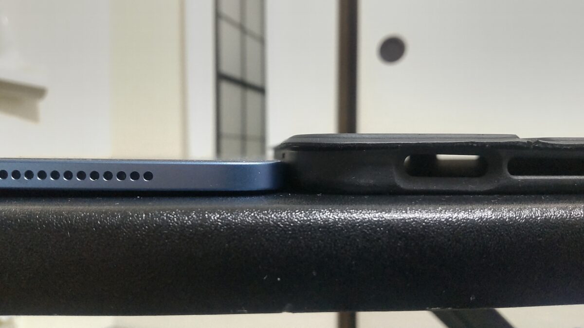 iPad Air第5世代とESRのTPUケースを横から比較した側面の厚み