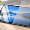 iPad Air用のガラスフィルムとペーパーライクフィルムの見え方を比較している様子