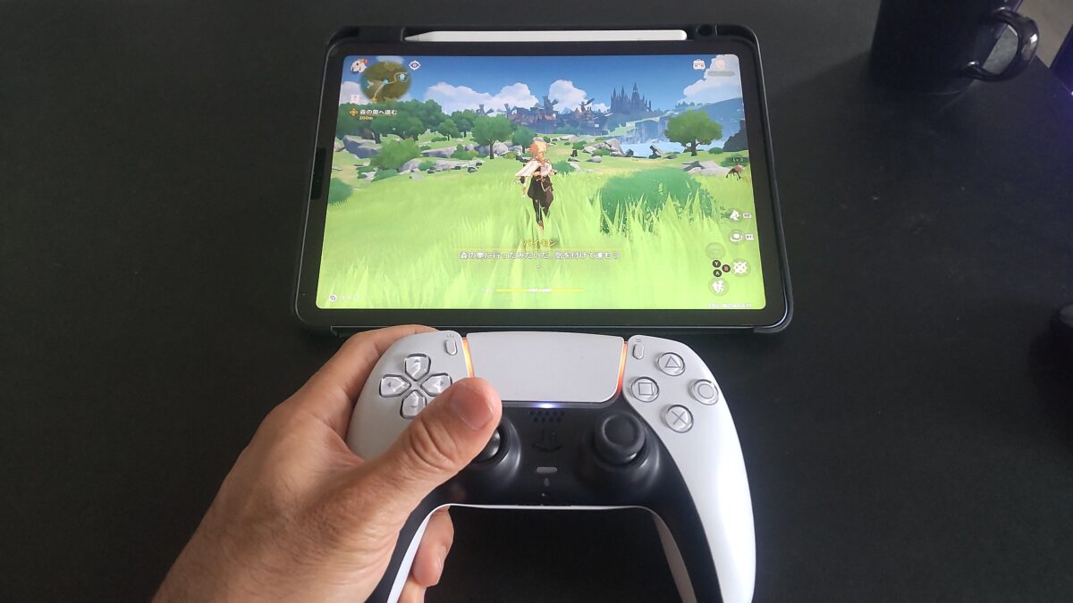 iPad Airで原神をDualSenseワイヤレスコントローラーを使ってプレイしている様子