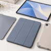 iPad Air用の軽量・薄型ケース3種類を比較。極薄の背面カバー、三つ折りケース、四隅を保護するケースを並べた様子