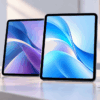 iPad Air M3とM4をイメージした2台のタブレットを価格面から比較する様子