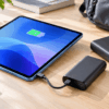 iPad AirをUSB-Cケーブルでモバイルバッテリーから充電している様子