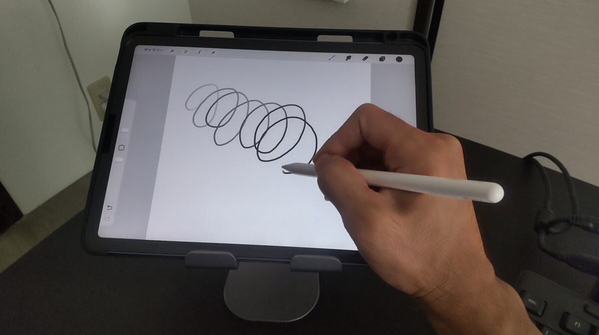iPad AirのProcreateでApple Pencilを使って線を描いている様子