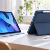 iPad Air用の薄型Smart Folioタイプのケースとペン収納付き耐衝撃ケースを並べて比較したイメージ
