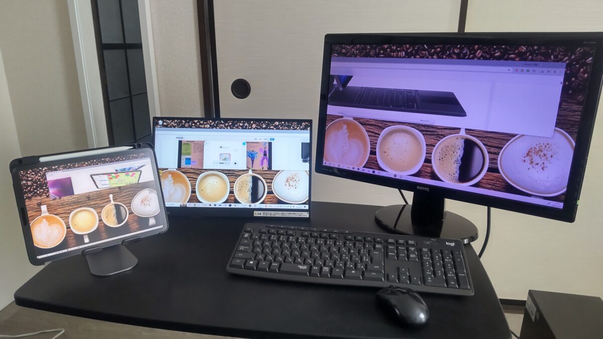 SpacedeskでiPad AirをデスクトップPCの追加モニターにし、24インチと約17インチのモニターを合わせて3画面で使用している様子