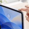 iPad Airのトップボタンに指を触れてTouch IDで指紋認証している様子