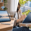 iPad AirのWi-FiモデルとCellularモデルの利用シーンを室内と外出先で比較したイメージ