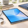 中古iPad Airを比較するイメージとして複数のタブレットと虫眼鏡を並べたデスク