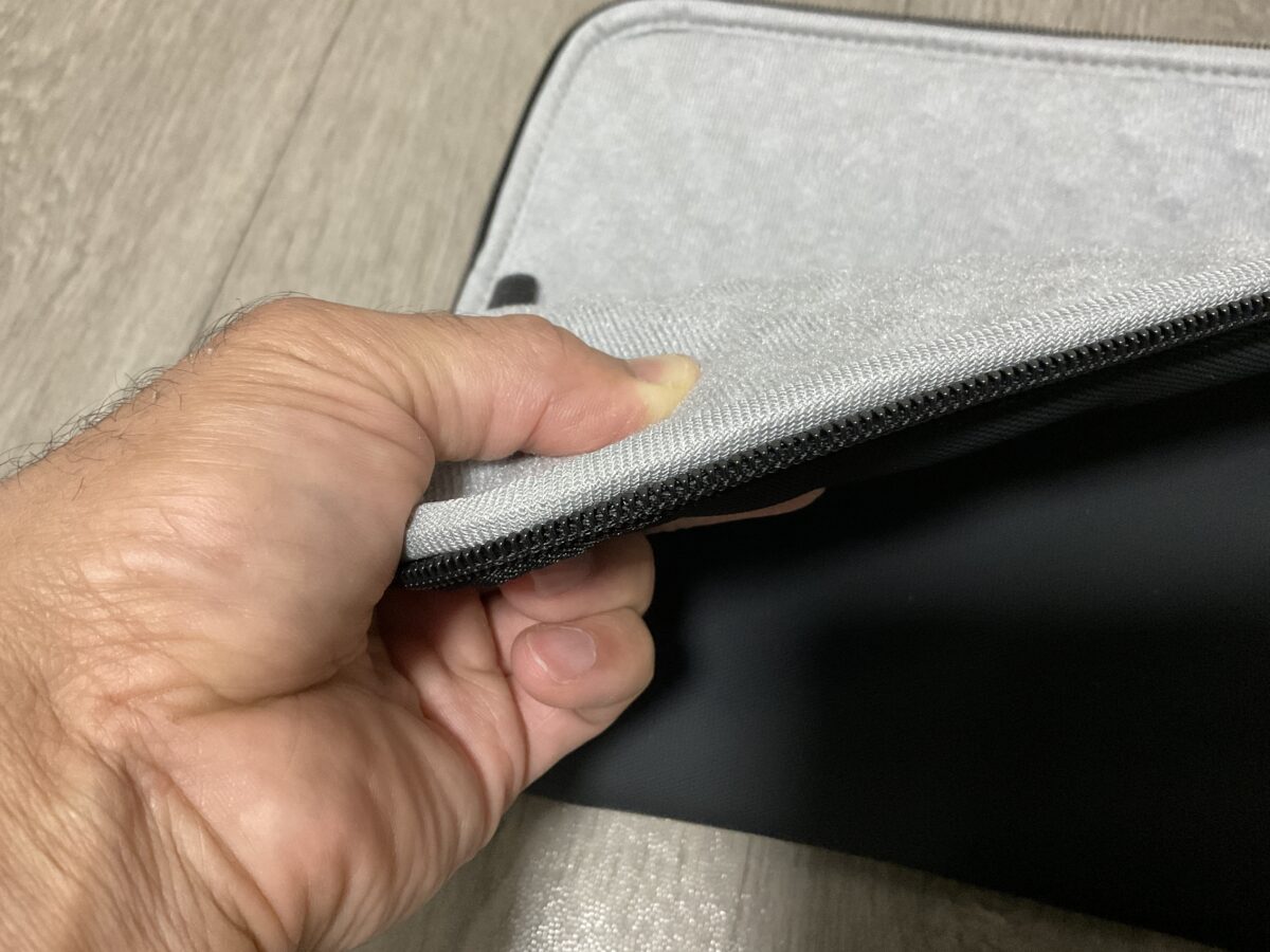 エレコムZEROSHOCKの内側クッションの厚みや柔らかさを指で確認している様子