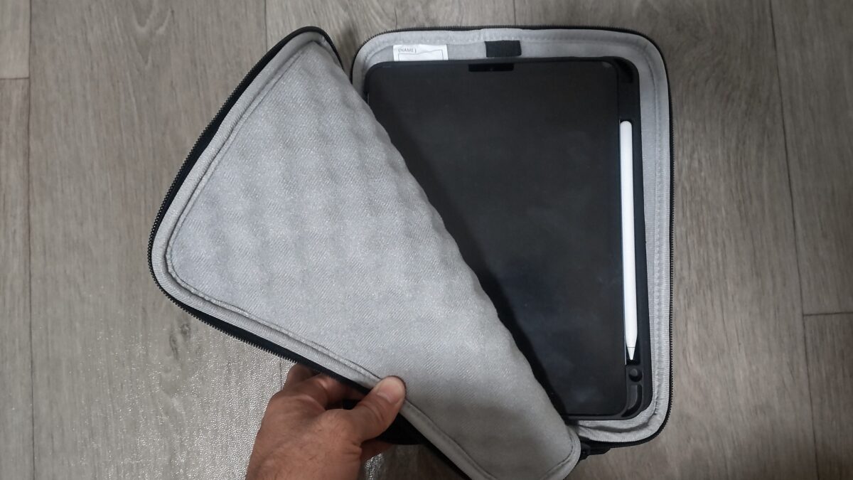 ESRケースとApple Pencilを装着したiPad Air第5世代をZEROSHOCKスリーブへ収納した様子