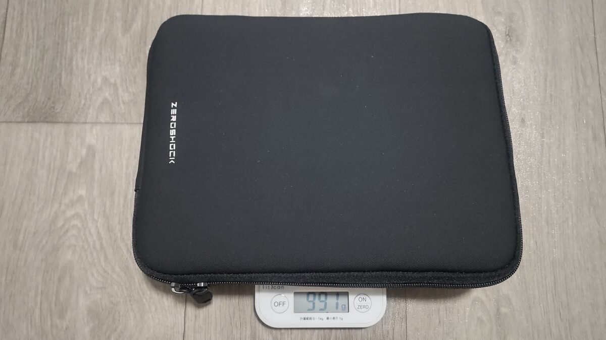 ESRケースとApple Pencilを装着したiPad AirをZEROSHOCKに収納し991gと表示された実測写真