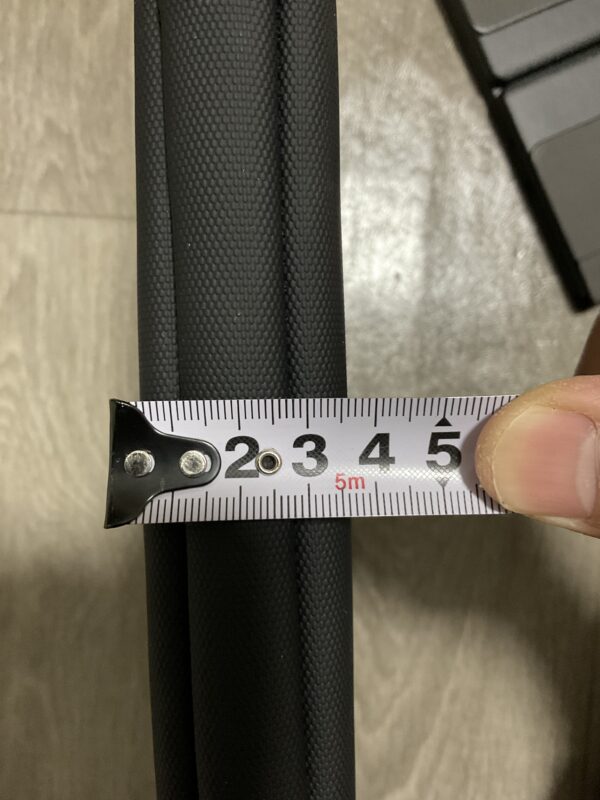 エレコムZEROSHOCK 11インチ用ケースの厚みを実測し約3.5cmある様子
