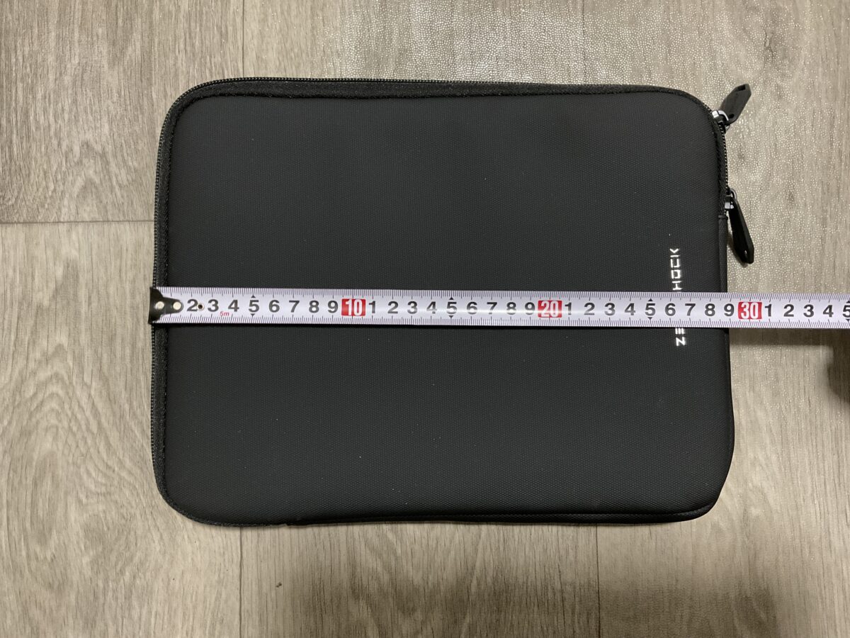 エレコムZEROSHOCK 11インチ用ケースの長辺を実測し約29cmある様子